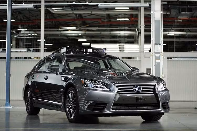 Trước đó, hệ thống tự lái phiên bản 2.1 đã được Viện nghiên cứu Toyota (TRI) giới thiệu vào tháng 9/2017. Tuy nhiên, phiên bản 3.0 có những ưu điểm vượt trội. Theo Toyota, hãng gọi công nghệ tự lái này là nền tảng Platform 3.0, đại diện cho sự trưởng thành của nghiên cứu ôtô tự động. Công nghệ này được lắp trên chiếc xe sang Lexus LS 600hL.