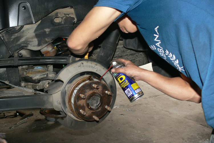 Chính vì vậy, trong qúa trình sử dụng xe ôtô - người sử dụng xe phải đảm bảo đúng chế độ bảo dưỡng định kỳ của nhà sản xuất. Đặc biệt trước các chuyến đường dài hay đường đèo dốc, xe cần phải được kiểm tra kỹ hệ thống an toàn nói chung và hệ thống phanh nói riêng.