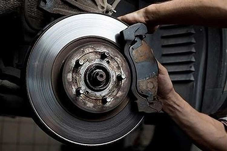 Ngoài ra cách người chủ của chiếc xe ôtô sử dụng chân phanh quá nhiều và đạp phanh kéo dài khi đi đường đèo dốc cũng làm cho hệ thống phanh bị quá nhiệt (quá nóng) gây ra hiện tượng bị cháy phanh thậm trí làm lộn CUPEN xy lanh phanh khi đạp phanh mạnh, gấp.