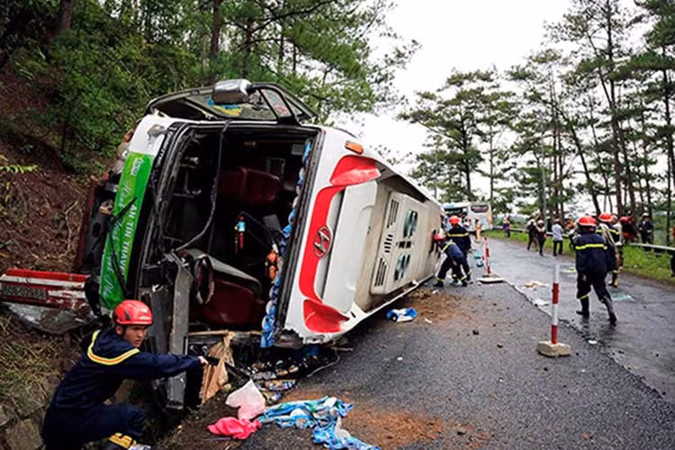 Những xe vận hành đường dài, đường đèo dốc sẽ dễ bị mất phanh hơn vì người lái xe hay phải sử dụng phanh nhiều hơn. Có rất nhiều lý do gây ra hiện tượng “mất phanh” nhưng lý do chính là hệ thống phanh trên xe không đạt tiêu chuẩn an toàn do không được kiểm tra, bảo dưỡng định kỳ, má phanh có thể bị mòn nhiều, bị trơ, thiếu dầu phanh, hệ thống đường ống dầu phanh bị dò rỉ…