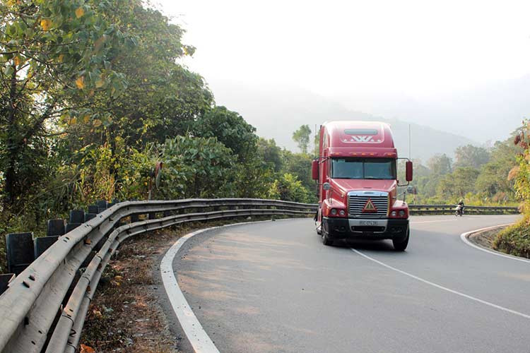 Dòng xe du lịch (các hãng xe có thương hiệu) thường được trang bị hệ thống an toàn cao cấp hơn những dòng xe tải và xe khách như: Hệ thống chống bó/hãm cứng phanh ABS, Phân phối lực phanh điện tử EBD, hỗ trợ phanh khẩn cấp EBA, Hệ thống cân bằng điện tử ESP và một số dòng xe còn được trang bị chức năng hỗ trợ xuống dốc (hỗ trợ đổ dốc).