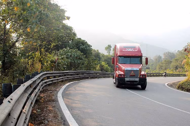 Dòng xe du lịch (các hãng xe có thương hiệu) thường được trang bị hệ thống an toàn cao cấp hơn những dòng xe tải và xe khách như: Hệ thống chống bó/hãm cứng phanh ABS, Phân phối lực phanh điện tử EBD, hỗ trợ phanh khẩn cấp EBA, Hệ thống cân bằng điện tử ESP và một số dòng xe còn được trang bị chức năng hỗ trợ xuống dốc (hỗ trợ đổ dốc).