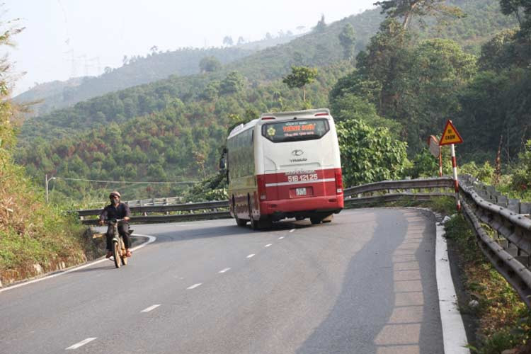 Thường thì xe tải chỉ được trang bị hệ thống phanh tiêu chuẩn như hệ thống phanh thủy lực hoặc phanh khí nén có trợ lực chân không. Còn những dòng xe khách được trang bị thêm hệ thống chống bó/hãm cứng phanh ABS và phân phối lực phanh EBD.