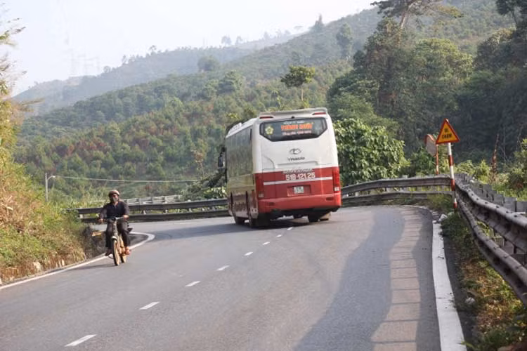Thường thì xe tải chỉ được trang bị hệ thống phanh tiêu chuẩn như hệ thống phanh thủy lực hoặc phanh khí nén có trợ lực chân không. Còn những dòng xe khách được trang bị thêm hệ thống chống bó/hãm cứng phanh ABS và phân phối lực phanh EBD.