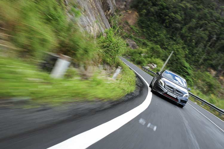 Khi vận hành trên đường đèo dốc phải đảm bảo tốc độ an toàn và chọn đi ở số thấp, sử dụng chân phanh nhấp nhả nhẹ nhàng để giảm tốc, không đạp phanh kéo dài gây nóng và cháy phanh.