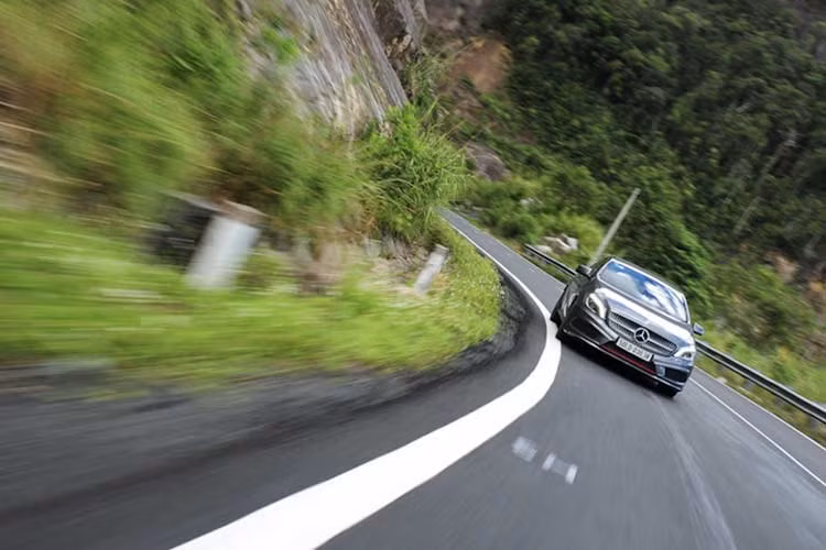 Khi vận hành trên đường đèo dốc phải đảm bảo tốc độ an toàn và chọn đi ở số thấp, sử dụng chân phanh nhấp nhả nhẹ nhàng để giảm tốc, không đạp phanh kéo dài gây nóng và cháy phanh.