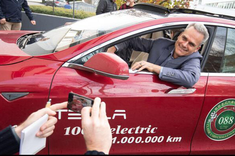 Tesla Model S chay gan 2 trieu km, thay 13 dong co va 3 cum pin-Hinh-2