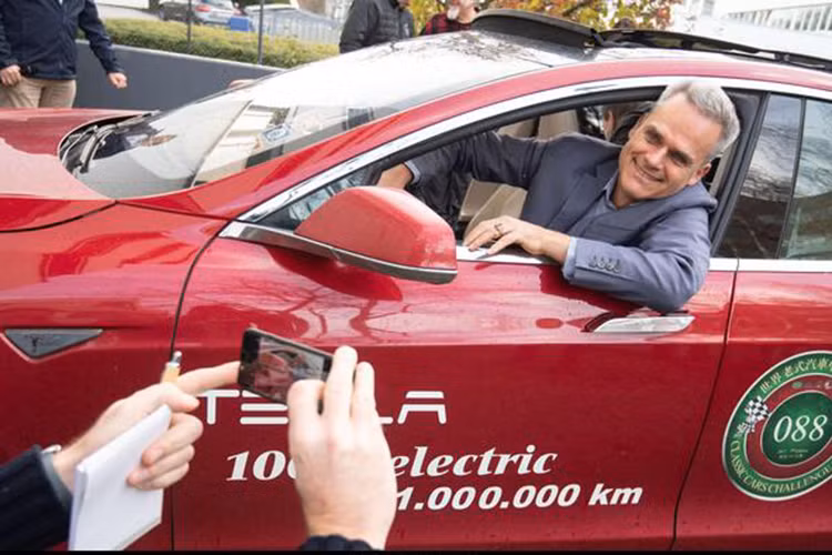 Tesla Model S chay gan 2 trieu km, thay 13 dong co va 3 cum pin-Hinh-2