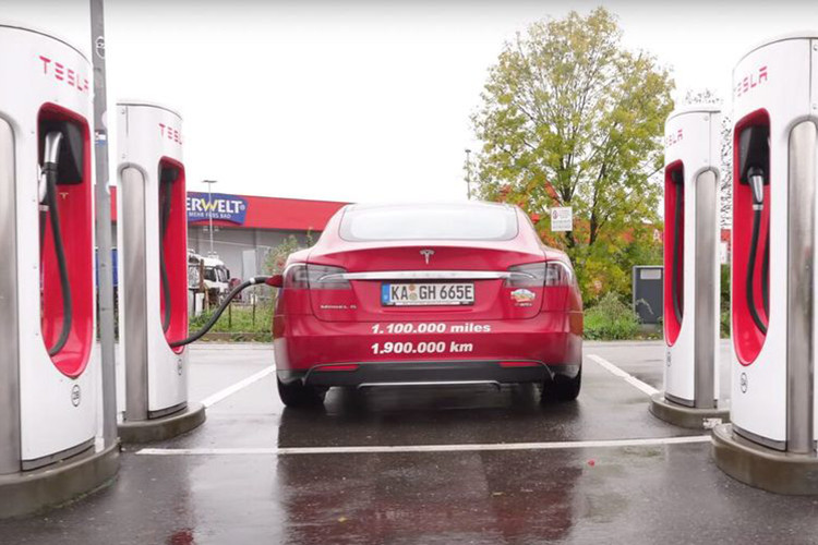 Tesla Model S chay gan 2 trieu km, thay 13 dong co va 3 cum pin-Hinh-5