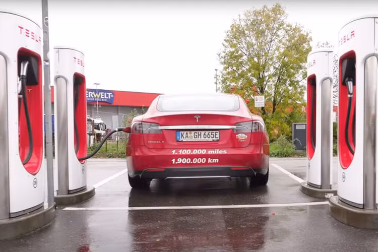 Tesla Model S chay gan 2 trieu km, thay 13 dong co va 3 cum pin-Hinh-5