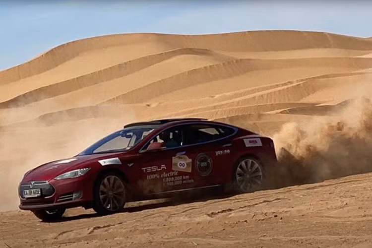 Tesla Model S chay gan 2 trieu km, thay 13 dong co va 3 cum pin-Hinh-3