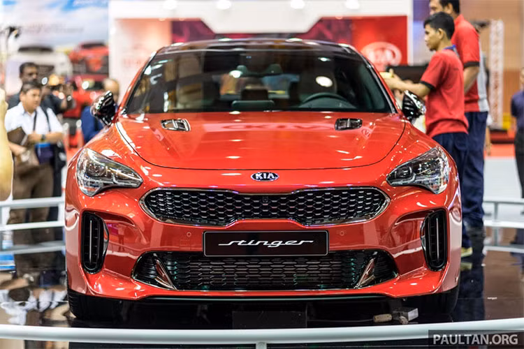 So với phiên bản concept, chiếc xe vẫn giữ lại được một số chi tiết thiết kế. Cụ thể phần đầu xe của Stinger GT không kém phần thể thao với hai hốc gió lớn nằm dưới đèn pha và hai khe gió trên nắp ca-pô. Lưới tản nhiệt được thu nhỏ lại và kéo dài ra nhằm tạo cảm giác thể thao hơn.