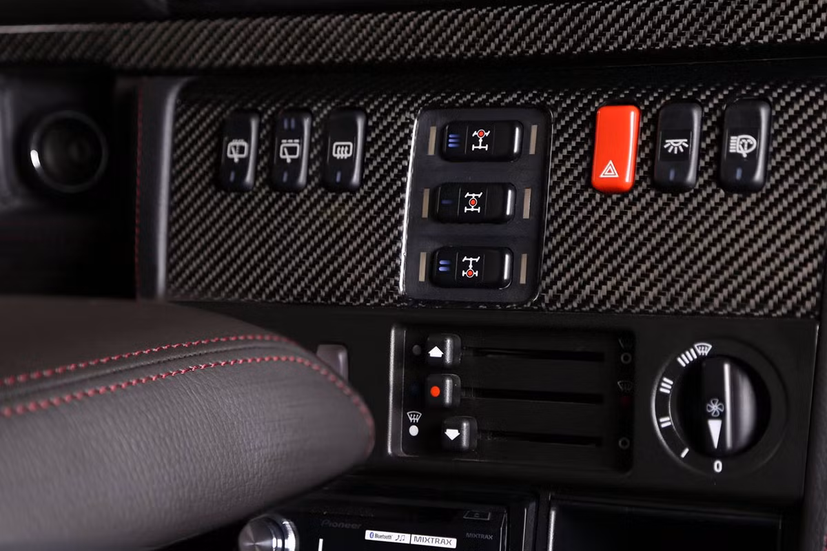 Ngoài các chi tiết nội thất bằng da thủ công, các tấm ốp, nhựa... cũng được làm mới dạng carbon khiến cho bên trong nội thất xe hiện đại và mạnh mẽ. Bên cạnh đó, các nút bấm cũng được làm mới lại.