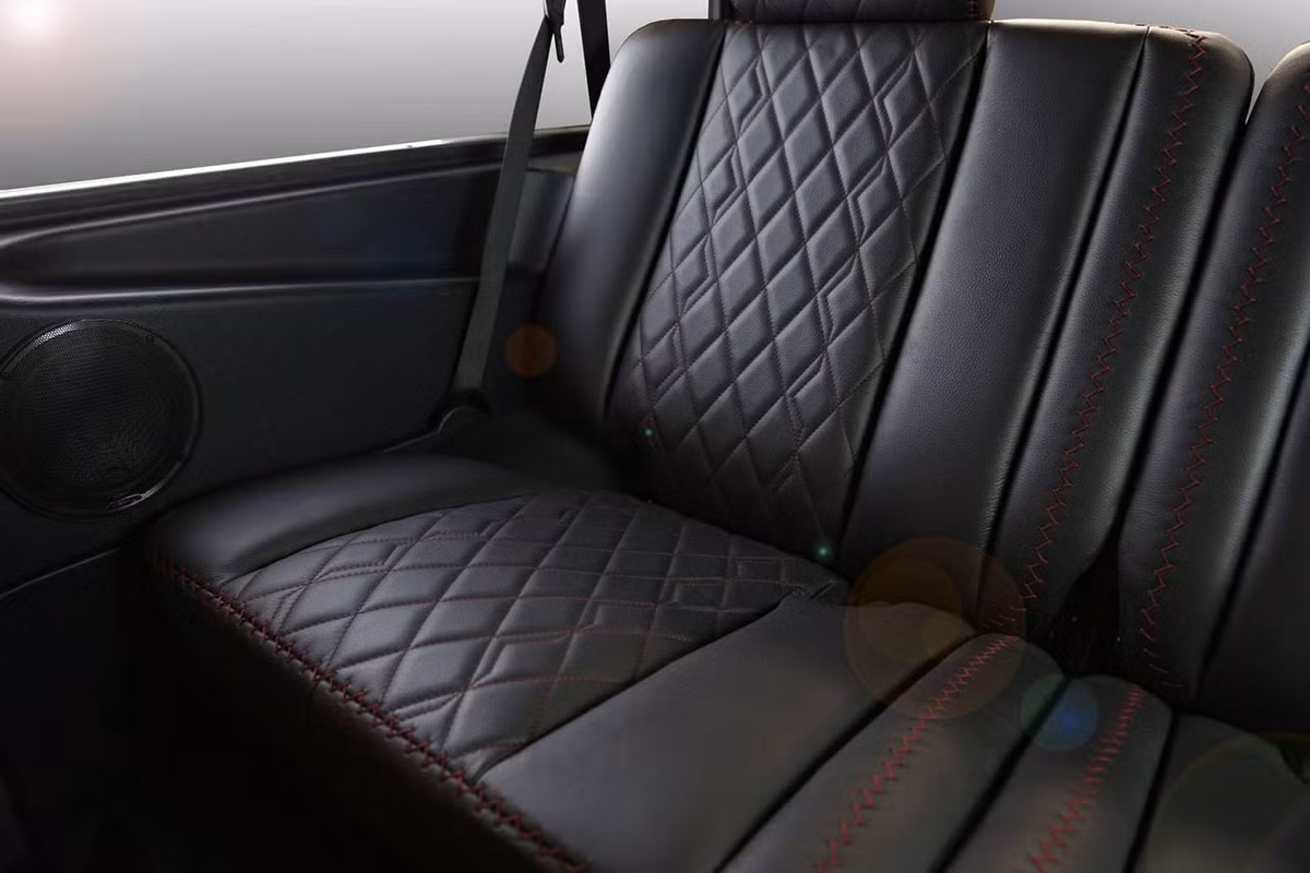 Hàng ghế da phía sau được nâng cấp với loại da cao cấp, thiết kế với các hoạ tiết hình quả trám cùng chỉ đỏ nổi bật. Hàng ghế sau cũng khá thoải mái cho 3 người ngồi, nó cũng có thể gập lại để thêm tiện ích.