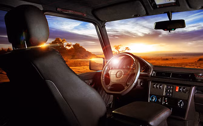 Carbon Motors cho hay, hãng đã “tuyên chiến” tất cả những chi tiết bằng chất dẻo, bọc lại toàn bộ bề mặt cửa, bảng táp lô, và hộp điều khiển trung tâm bằng vật liệu da màu đen, cũng như làm mới lại các cột và trần xe bằng vật liệu Alcantara cao cấp.