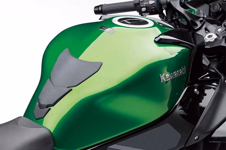 Đây là mẫu xe thứ 3 sử dụng động cơ siêu tăng áp đến từ hãng xe Nhật Bản, sử dụng động cơ siêu nạp tương tự H2 và H2R. Xe có hai phiên bản, H2 SX màu đen và H2 SX SE xanh. Xe có trọng lượng khô ở mức khoảng 256 kg. Dung tích bình nhiên liệu cho xe đạt 19 lít.