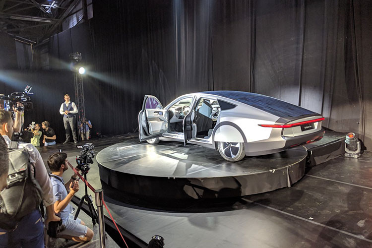 Theo đó, chiếc ôtô điện Lightyear One mới được thiết kế kiểu fastback 5 chỗ, với nắp ca-pô, nóc xe được phủ những tấm pin mặt trời. Xe có kích thước tổng thể (Dài x Rộng x Cao) tương ứng (5057 x 1898 x 1426)mm. Thiết kế xe tối ưu khí động học, giúp tăng quãng đường di chuyển.