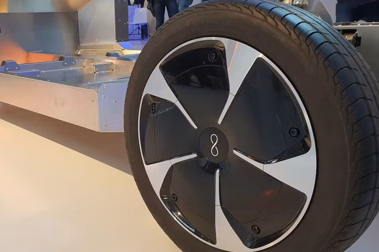 Ý tưởng chế tạo mẫu xe này đã có rất lâu nhưng khó khăn trong việc gọi vốn đã khiến Lightyear gặp khó khăn. Mới đây, sau khi được tài trợ từ chương trình nghiên cứu và đổi mới của Liên minh Châu Âu Horizon 2020, dự án The One chính thức khởi động trở lại và những hình ảnh cũng như thông số về mẫu xe Lightyear One được công bố.