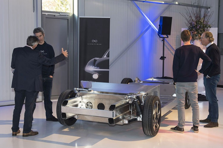 Khi xe di chuyển ở tốc độ từ 12 km/h trở lên hệ thống tự sạc sẽ hoạt động. Ngoài ra tùy thuộc vào nơi bạn lái xe và cách thức lái xe, chiếc xe có thể cho quãng dường di chuyển xa hơn. Theo thống kê số giờ nắng trong ngày sẽ thay đổi vào mỗi mùa, và những vùng địa lý nhất định.