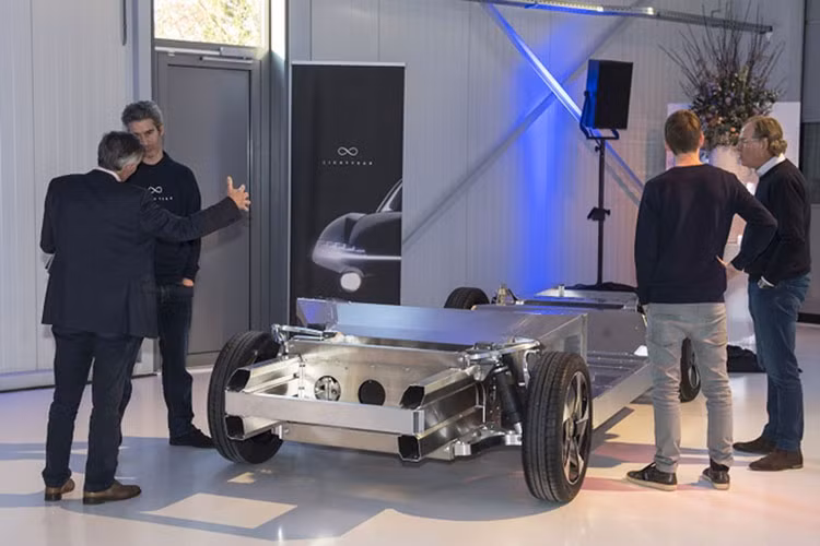 Khi xe di chuyển ở tốc độ từ 12 km/h trở lên hệ thống tự sạc sẽ hoạt động. Ngoài ra tùy thuộc vào nơi bạn lái xe và cách thức lái xe, chiếc xe có thể cho quãng dường di chuyển xa hơn. Theo thống kê số giờ nắng trong ngày sẽ thay đổi vào mỗi mùa, và những vùng địa lý nhất định.