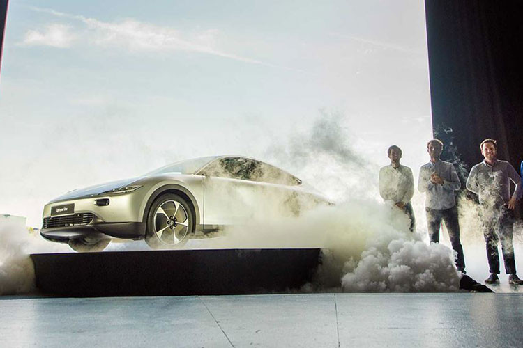 Việc sử dụng năng lượng mặt trời lấy từ các tấm pin đã trở nên phổ biến. Tuy nhiên sử dụng nguyên lý này để cung cấp năng lượng cho xe hơi thì ít người thực hiện vì vướng phải nhiều hạn chế về mặt kỹ thuật, nhất là khả năng tích trữ điện năng. Mới đây, một công ty Hà Lan đã cho ra mắt mẫu xe ôtô điện Lightyear One chạy bằng năng lượng mặt trời