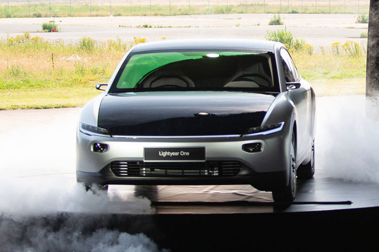Với chiếc xe ôtô điện Lightyear ONE, theo cách mà nhà sản xuất Lightyear tại Hà Lan mô tả, "Chúng tôi bắt tay với ánh mặt trời để làm nên những chiếc xe hơi tốt hơn". Chiếc Lightyear One cũng được xem là chiếc xe hơi chạy năng lượng mặt trời có tầm hoạt động xa đầu tiên Thế giới".