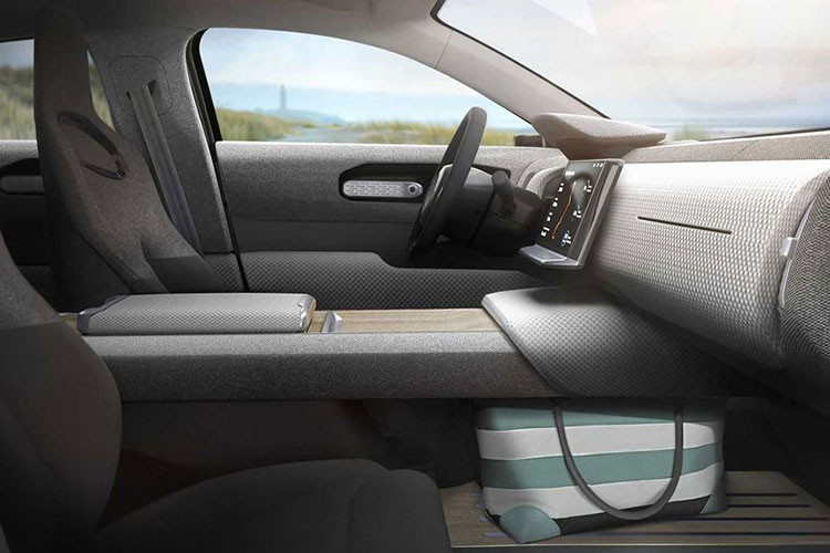 Xe trang bị hệ dẫn động 4 bánh gồm 4 động cơ điện đặt ở mỗi bánh cho khả năng tăng tốc từ 0-100km/h trong 10 giây. Điểm đặc biệt của mẫu xe này là khả năng tự sạc điện, thông qua những tấm pin năng lượng mặt trời trên nóc và mui xe. Theo nhà sản xuất, sau khi sạc đầy xe có thể di chuyển quãng đường 725km (theo chuẩn WLTP).