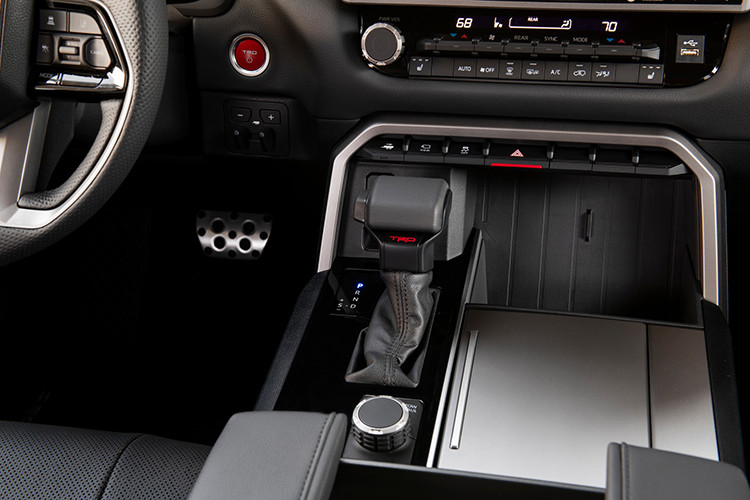 Xe tích hợp hàng loạt công nghệ, tính năng hiện đại như ghế ngồi chỉnh điện, sưởi và làm mát ghế, chức năng ghi nhớ vị trí ghế,... Đây đều là trang bị tiêu chuẩn.