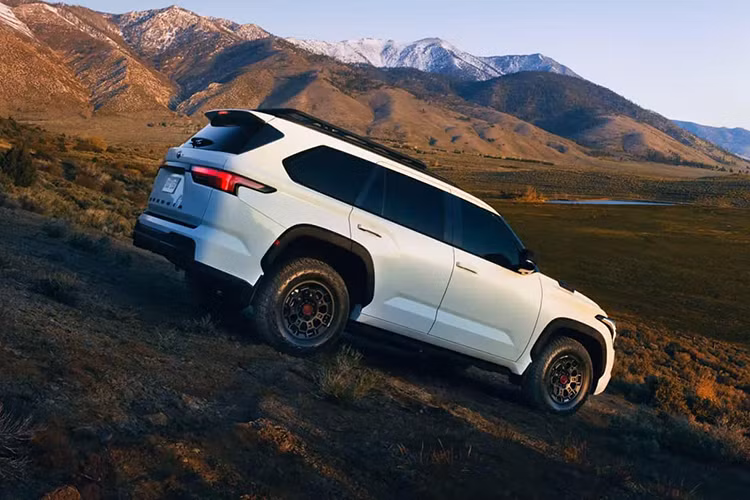 "Trái tim" của xe là cỗ máy hybrid V6 3.5L tăng áp kép có tên gọi i-Force Max, sản sinh công suất cực đại 437 mã lực, mô-men xoắn cực đại 790 Nm.