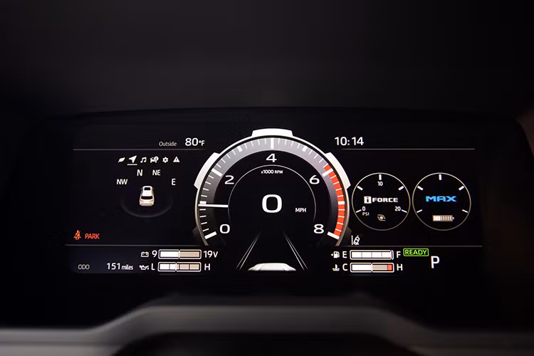 Toyota Sequoia 2024 có tới 3 hàng ghế, trong đó hàng ghế thứ 2 là ghế thương gia, hàng ghế thứ 3 có thể điều chỉnh tiến lùi trong khoảng khoảng không gian 152 mm nhằm tạo điều kiện cho khách hàng sử dụng tối đa không gian bên trong.