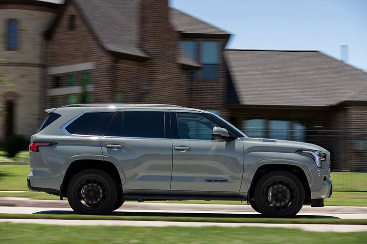 Khi về Việt Nam, mẫu xe SUV Toyota Sequoia 2024 trở thành đối thủ cùng tầm giá với với "đàn anh" Lexus LX 600 (giá từ 8,5 tỷ đồng) và xếp cao hơn một bậc khi đứng cạnh các mẫu SUV full-size hạng sang như BMW X7 (từ 5,149 tỷ đồng) và Mercedes-Benz GLS (5,249 tỷ đồng). 