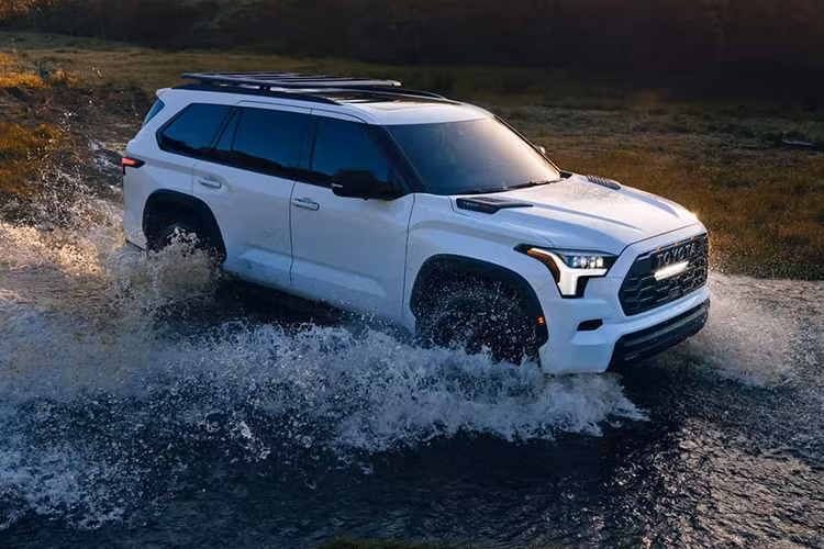 Khối động cơ V6 kết hợp với hộp số tự động 10 cấp, tùy chọn hệ dẫn động cầu sau hoặc hệ dẫn động bốn bánh. Sequoia có sức kéo khoảng 4,082 tấn. Hệ thống treo thích ứng và hệ thống treo khí nén trở thành trang bị tùy chọn.