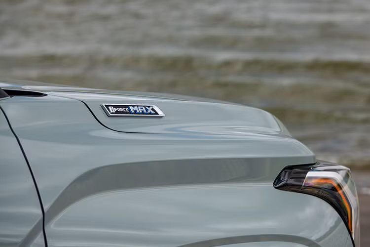 Về thiết kế, phần đầu xe Toyota Sequoia có nhiều điểm tương đồng với "người anh em" Tundra khi sử dụng lưới tản nhiệt cỡ lớn, kết hợp cùng đèn pha hình chữ T. Cột A, cột B và cột C phủ sơn đen. Cụm đèn hậu phía sau đặt nằm ngang kết hợp với dòng chữ Sequoia cỡ lớn. Khách hàng có nhiều sự lựa chọn về kích thước mâm xe, từ 18 đến 22 inch.