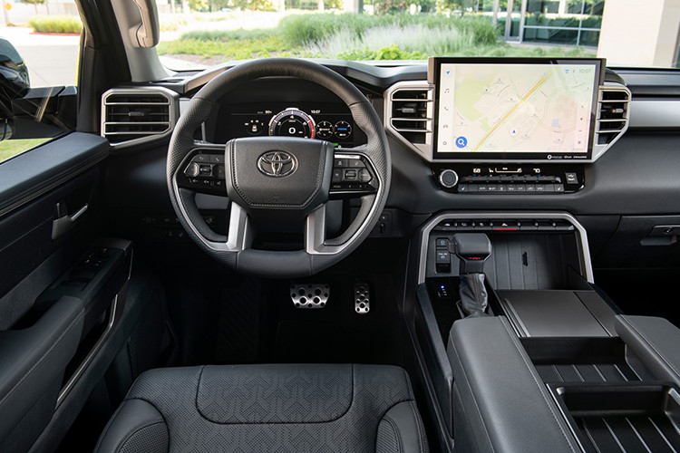 Khoang nội thất gây ấn tượng với màn hình giải trí trung tâm kích thước 14 inch, bảng đồng hồ kỹ thuật số 12,3 inch kết hợp với màn hình HUD 10 inch.