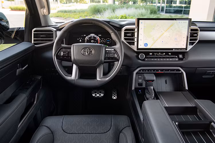 Khoang nội thất gây ấn tượng với màn hình giải trí trung tâm kích thước 14 inch, bảng đồng hồ kỹ thuật số 12,3 inch kết hợp với màn hình HUD 10 inch.