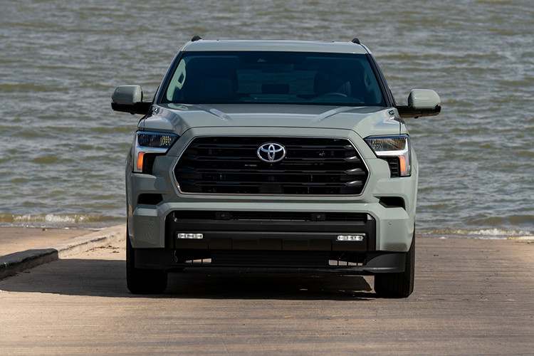 Toyota Sequoia có kích thước 5.286 x 2.022 x 1.974 (mm), tương ứng với chiều dài x rộng x cao. So với Lexus LX 600, mẫu xe của Toyota dài hơn 186 mm, rộng hơn 32 mm và cao hơn 109 mm.