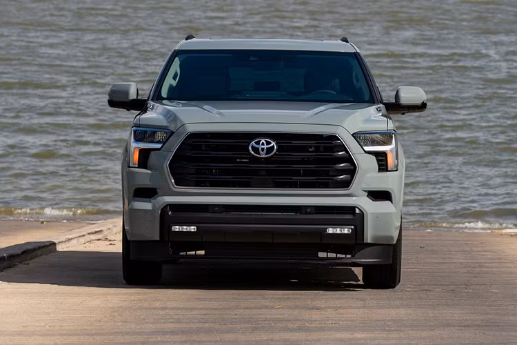 Toyota Sequoia có kích thước 5.286 x 2.022 x 1.974 (mm), tương ứng với chiều dài x rộng x cao. So với Lexus LX 600, mẫu xe của Toyota dài hơn 186 mm, rộng hơn 32 mm và cao hơn 109 mm.