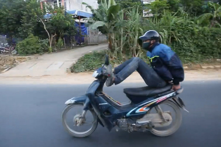 Phat toi 12 trieu dong khi tai xe lai xe oto bang chan