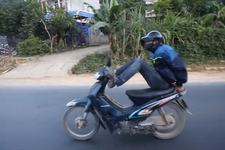 Phat toi 12 trieu dong khi tai xe lai xe oto bang chan