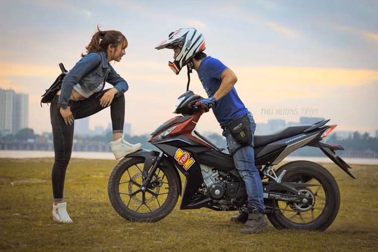 Tại thị trường Việt Nam, mẫu xe côn tay Honda Winner 150 ngoài 4 màu sắc từng xuất hiện trong lần ra mắt trước đây hiện đã có thêm 3 màu sắc mới là vàng, cam và xanh da trời. Trong đó, bản thể thao gồm 2 màu Đỏ Đen/Trắng Đen và bản Cao cấp gồm xanh mờ/đen mờ.