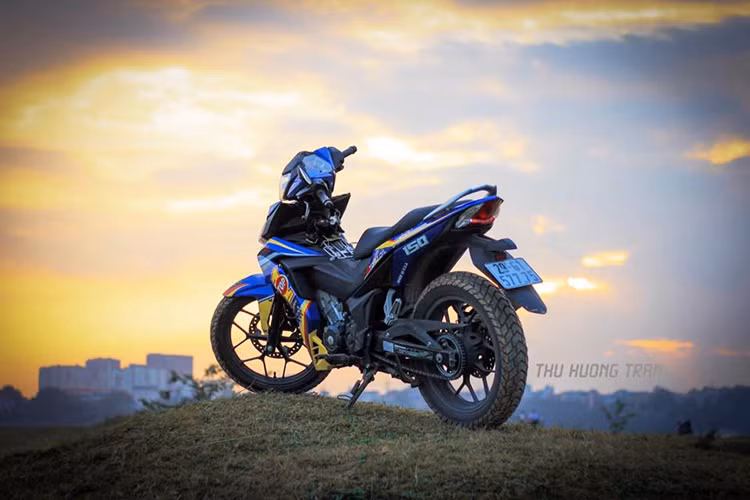 Hiện mẫu xe côn tay mới này hiện đang được Honda Việt Nam phân phối đến các đại lý uỷ quyền trên toàn quốc (HEAD) với giá khởi điểm 45,49 triệu cho bản Thể thao và 45,99 triệu cho phiên bản cao cấp. Winner 150 cũng là "đối thủ" trực tiếp của "người đồng hương" Yamaha Exciter 150.