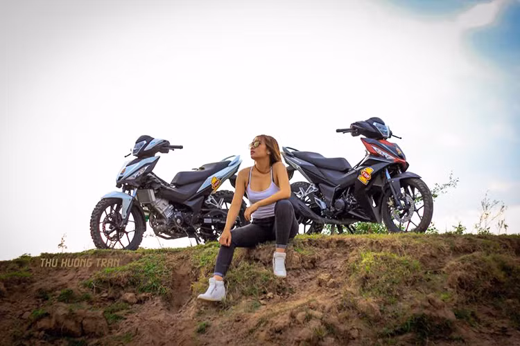 Chiếc xe máy Honda Winner 150 phiên bản mới hiện đang tạo sức hút trên thị trường xe máy Việt nhờ kiểu dáng mạnh mẽ cùng tông màu bắt mắt, nó không chỉ tạo sức "nóng" mà còn "đốt mắt" những tín đồ đam mê dòng xe côn tay cỡ nhỏ này cùng cô nàng biker đầy cá tính trong bài viết này.