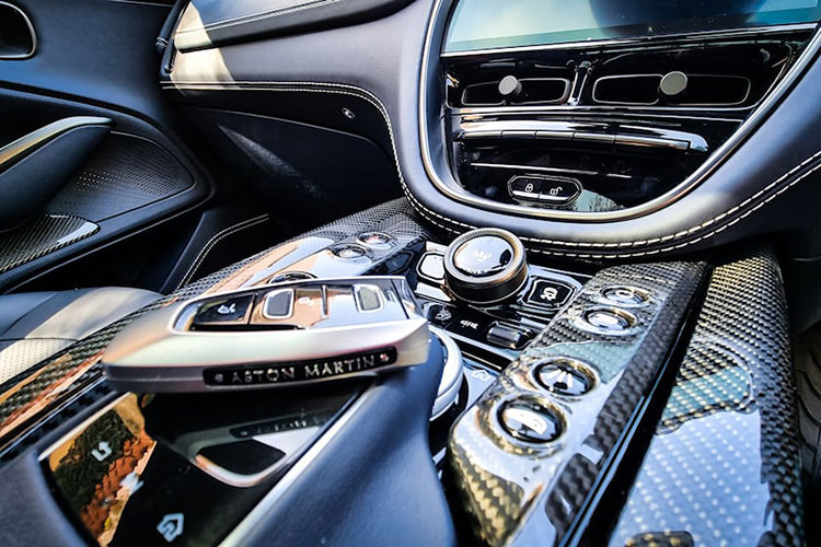 Ghế ngồi thể thao của Aston Martin DBX707 có thể điều chỉnh 16 hướng và sưởi là tiêu chuẩn. Ngoài ra, khách hàng cũng có thể cá nhân hoá chiếc DBX707 của mình với các tùy chọn màu sắc và vật liệu cho nội thất.