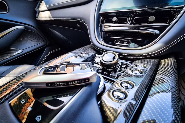 Ghế ngồi thể thao của Aston Martin DBX707 có thể điều chỉnh 16 hướng và sưởi là tiêu chuẩn. Ngoài ra, khách hàng cũng có thể cá nhân hoá chiếc DBX707 của mình với các tùy chọn màu sắc và vật liệu cho nội thất.