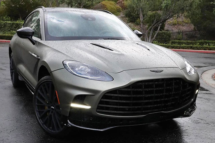 Cả 2 chiếc SUV Aston Martin DBX707 nhanh nhất thế giới đầu tiên về Việt Nam đều có màu sơn không đụng hàng. Ngoài ra, tùy chọn la-zăng không giống nhau, xe của ông Vũ là loại đa chấu kép mang màu đen nhám, tông xuyệt tông ngoại thất, còn chiếc Aston Martin DBX707 2022 sở hữu màu sơn Satin Titanium Grey có mâm sơn 2 tông màu tương phản.