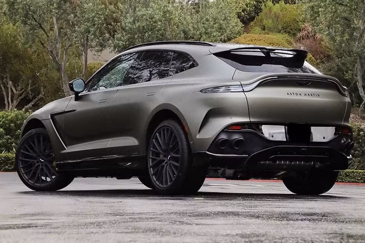 Hiện nay, Aston Martin DBX707 đang là xe SUV mạnh và nhanh nhất thế giới ở phân khúc dưới 380.000 đô la, còn trên giá tiền này đang có sự hiện diện của Ferrari Purosangue nhưng chú ngựa chồm này được hãng nhắc khéo không phải là SUV.