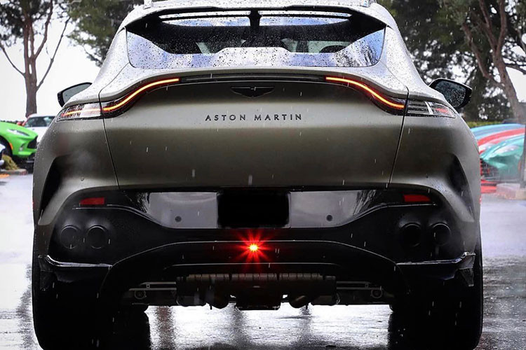 Giá xe Aston Martin DBX707 2022 chính hãng đang bán ra tại Việt Nam từ 21,8 tỷ đồng, mức giá này đã có 2 lần điều chỉnh, ban đầu hãng đưa ra giá tận 23,8 tỷ đồng, sau đó hãng đưa ra giá bán 20,8 tỷ đồng và đến nay mới chốt được là từ 21,8 tỷ.