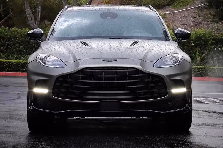 Trước đó, ông Đặng Lê Nguyên Vũ cũng đã sở hữu 2 chiếc xe Aston Martin DB9 với bản Coupe và Volante, 3 chiếc Aston Martin Vanquish, 2 xe Aston Martin Vantage bản đặc biệt là 007 Edition chỉ sản xuất giới hạn 100 xe. Ngoài ra, còn có Aston Martin Vantage F1 Edition, Aston Martin DB11 V8 và mới nhất là chiếc SUV Aston Martin DBX707 2022 này.