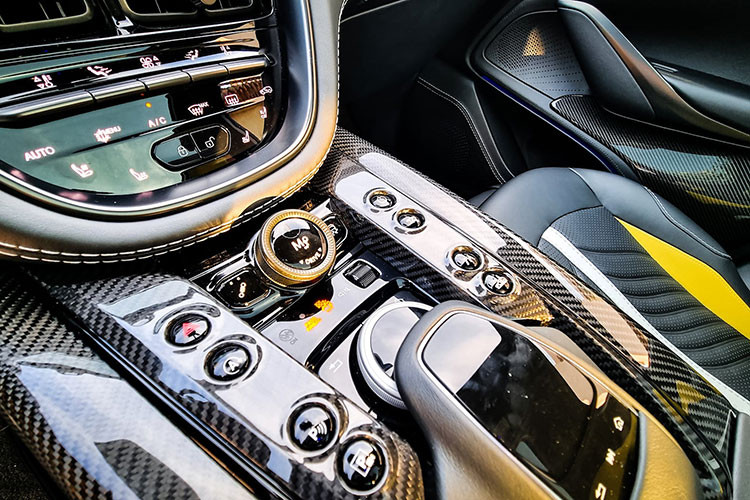 Bước vào trong cabin, Aston Martin DBX707 có bảng điều khiển trung tâm thiết kế lại với các nút bấm riêng tùy chỉnh hệ thống treo, các chế độ lái và cả hệ thống xả chủ động, giúp người dùng nhanh chóng lựa chọn các thiết lập mong muốn mà không cần đụng tới màn cảm ứng trung tâm.