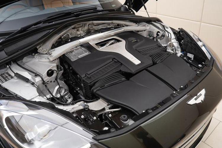 Thông số này cũng mạnh hơn Lamborghini Urus Performante 2023 chỉ có 657 mã lực và Bentley Bentayga Speed là 626 mã lực. Aston Martin DBX707 chỉ cần thời gian 3,3 giây là có thể tăng tốc từ vị trí xuất phát lên 100 km/h trước khi lao về con số tốc độ tối đa 310 km/h.